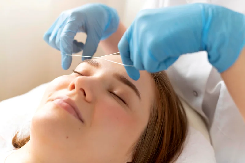 Haarentfernung mit der Fadentechnik